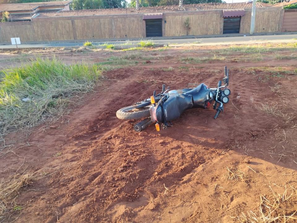 Foto 2 de 7 — Motociclista abandona moto e foge após fuga da PM no Jardim Arco Iris